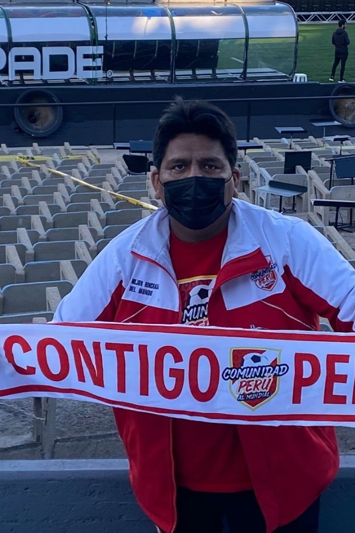 Hinchas peruanos comienzan a alentar a la selección desde el Estadio Centenario, en Montevideo